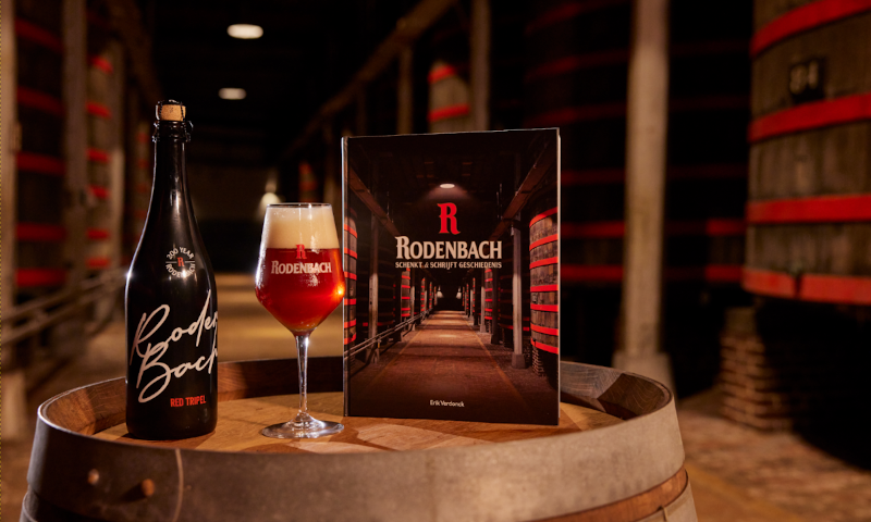 rodenbach red tripel fles en glas en boek over Rodenbach brouwerij